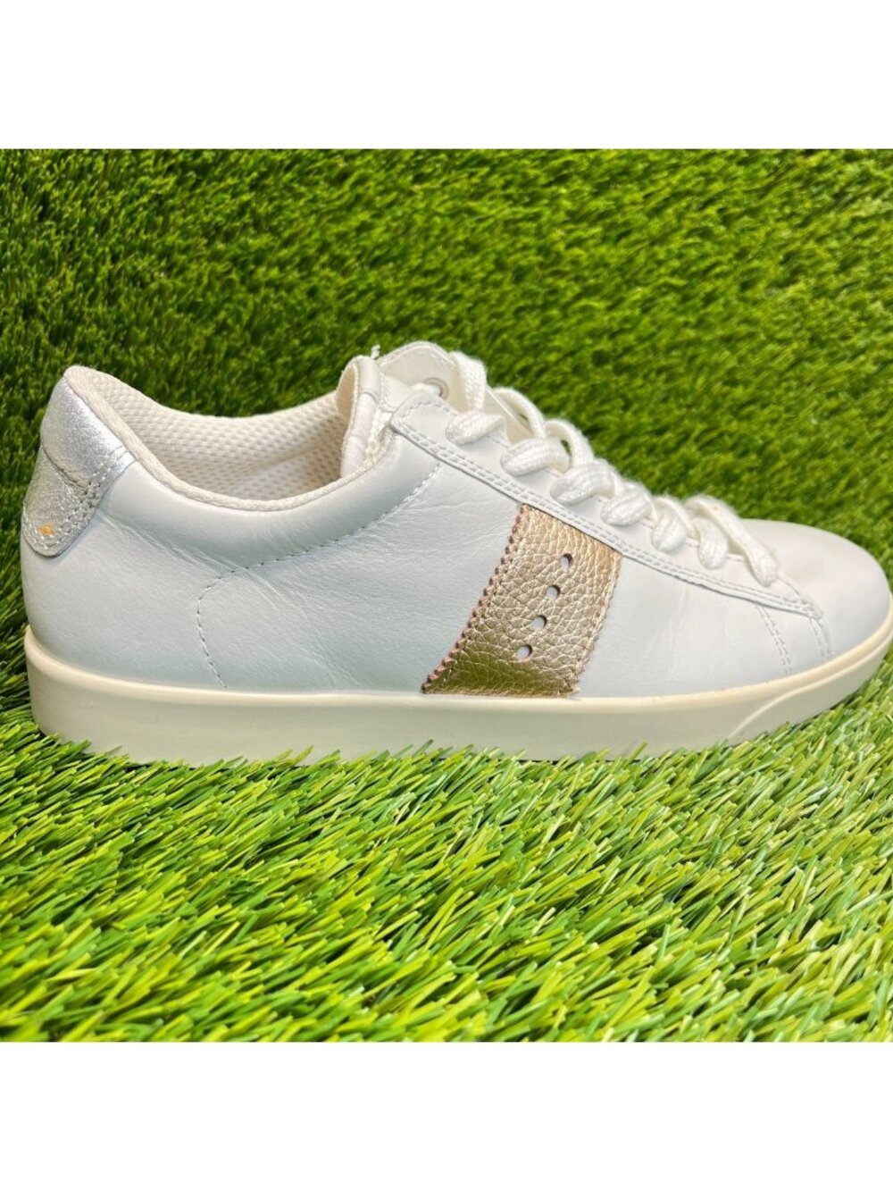 Ecco Street Lite Womens Size 7-7.5 White Athletic Leather Walking Shoes Sneakers